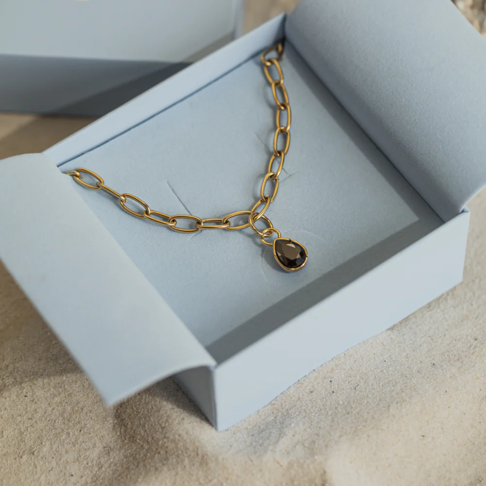 Black Stone Charm Gold - Image 3